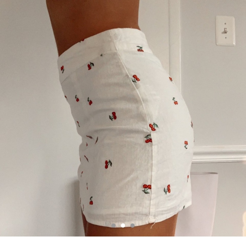 WHITE CHERRY PRINT SKIRT